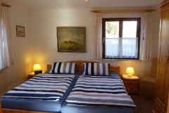 Schlafzimmer 1: 200 x 200 cm großes Doppelbett, Liegehöhe 55 cm
