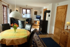Wohnzimmer mit 30 m², Fenster nach Süden und Westen, direkter Zugang zur Terrasse