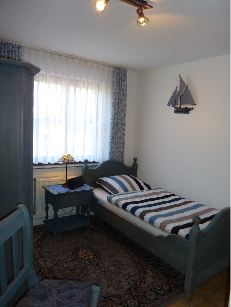 Schlafzimmer mit 190 x 90 cm-Einzelbett