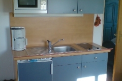 Kleine Küchenzeile mit 2-Platten-Ceran-Kochfeld und Kühlschrank mit Gefrierfach, reichhaltige Küchen-, Geschirr- und Besteckausstattung
