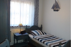 Schlafzimmer mit 190 x 90 cm-Einzelbett