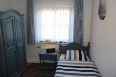 Schlafzimmer mit 190 x 90 cm-Einzelbett
