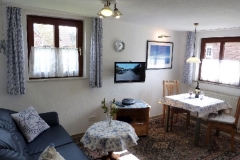 Wohn-Schlafzimmer mit Fenstern nach Osten und Süden, Sitzplatz direkt vor der Wohnungstür auf der Südseite