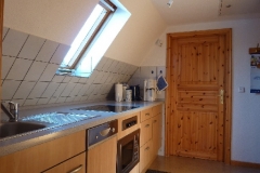 Cerankochfeld mit 4 Platten, Mikrowelle, Geschirrspüler, Kühlschrank mit ***-Gefrierfach, Kaffeemaschine, Toaster, Eierkocher, Pürierstab